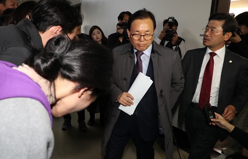 ▲ 행정안전위원회에서 '민식이법'으로 불리는 어린이 교통안전 강화 법안이 의결된 27일 오전 서울 여의도 국회 행정안전위원회 복도에서 어린이교통사고 피해자 부모들이 회의실을 나서는 자유한국당 이채익 의원에게 인사를 하고 있는 모습. <사진제공=뉴시스>