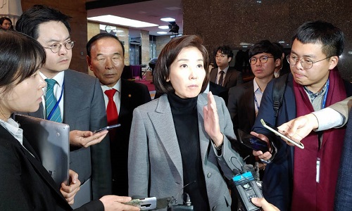 ▲ 나경원 자유한국당 원내대표가 29일 오후 서울 여의도 국회에서 나오는 길에 기자들의 질문에 답하고 있는 모습. <사진제공=뉴시스>