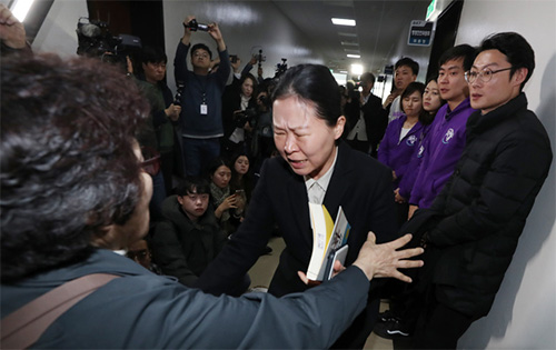 ▲ 권은희 바른미래당 의원이 28일 서울 여의도 국회에서 열린 행정안전위원회 법안심사소위원회에 참석하던 중 여순사건 진상규명을 촉구하는 시민들의 대화 요청을 거부하며 회의장으로 향하고 있다. <사진제공=뉴시스>