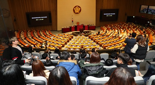 ▲ 자유한국당이 '유치원 3법'을 비롯해 국회 본회의에 상정되는 안건 약 200건에 대해 '무제한 토론'(필리버스터)을 신청한 29일 오후 서울 여의도 국회 본회의장 모습. <사진제공=뉴시스>
