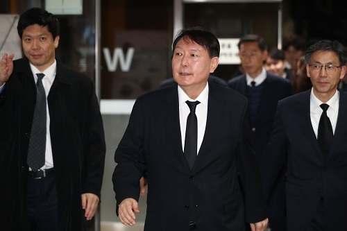 ▲ 윤석열 검찰총장이 2일 오후 서울 서초구 서울성모장례식장에 마련된 전 청와대 민정비서관실 특별감찰반 수사관의 빈소로 들어서고 있는 모습. <사진제공=뉴시스>