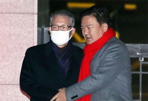 ▲ 문화계 블랙리스트 등 사건으로 수감 중이던 김기춘 전 청와대 대통령비서실장이 법원의 구속 취소 결정으로 4일 오전 서울 송파구 동부구치소를 나서며 마중 나온 민경욱 자유한국당 의원과 함께하고 있다. <사진제공=뉴시스>