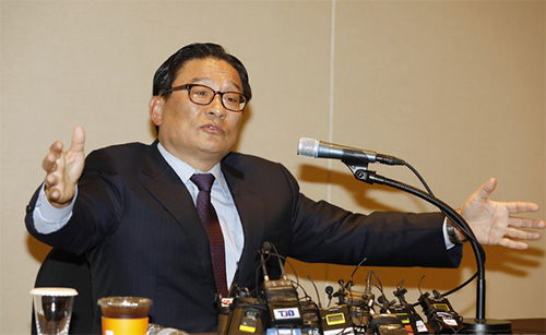 ▲ 황교안 자유한국당 대표의 '1호 영입'으로 이름을 올렸다 '공관병 갑질' 등을 이유로 보류된 박찬주 전 육군대장이 지난 11월 4일 서울 여의도 63스퀘어 별관에서 갑질 논란과 현안 등 기자회견을 하고 있는 모습.<사진제공=뉴시스>