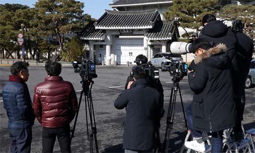 ▲ 4일 오전 검찰에서 유재수 전 부산시 경제부시장 감찰 무마 의혹과 관련해 청와대 민정수석실에 대한 압수수색을 시도하고 있는 것으로 알려진 가운데 취재진들이 청와대 춘추관 앞에서 연풍문을 바라보고 있다. <사진제공=뉴시스>