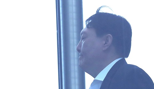 ▲ 윤석열 검찰총장이 9일 오후 서울 서초구 대검찰청에서 구내식당으로 이동하고 있는 모습. <사진제공=뉴시스>