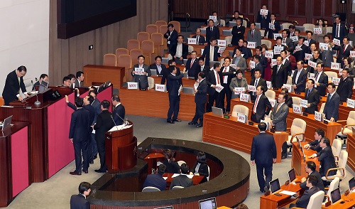 ▲ 문희상 국회의장이 지난 10일 밤 서울 여의도 국회에서 열린 본회의에서 예산안을 상정하자 심재철 자유한국당 원내대표를 비롯한 의원들이 항의하고 있는 모습. <사진제공=뉴시스>