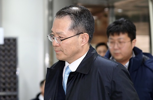 ▲ 삼성에버랜드 노조 와해사건에 연루돼 재판에 넘겨진 강경훈 삼성전자 부사장이 13일 오후 서울 서초구 서울중앙지법에서 열린 1심 선고공판에 출석하고 있는 모습. <사진제공=뉴시스>