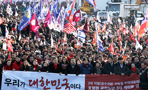 ▲ 14일 오후 서울 종로구 세종문회화관 앞에서 문재인정권 국정농단 3대 게이트 규탄대회를 마친 참석자들이 청와대 방면으로 행진하고 있다. <사진제공=뉴시스>