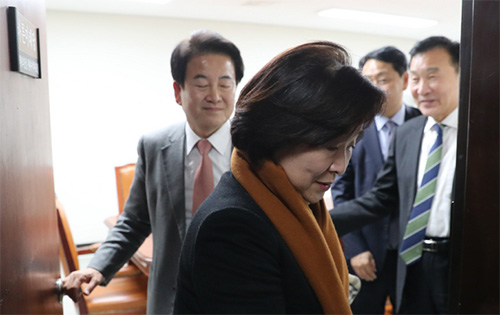 ▲ 손학규 바른미래당 대표.심상정 정의당 대표.정동영 민주평화당 대표.김관영 바른미래당 최고위원이 13일 오후 서울 여의도 국회 바른미래당 정책위의장실에서 만나 패스트트랙 법안 관련 논의를 마치고 나서고 있다. <사진제공=뉴시스>