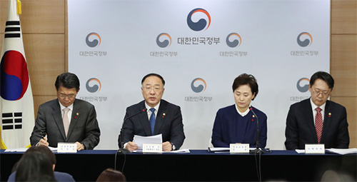 ▲ 홍남기 경제부총리 겸 기획재정부 장관이 16일 서울 종로구 정부서울청사에서 주택시장 안정화 방안 관련 관계부처 합동브리핑을 하고 있다. 왼쪽부터 은성수 금융위원장, 홍 부총리, 김현미 국토부장관, 김현준 국세청장. <사진제공=뉴시스>