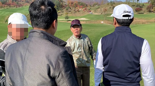 ▲ 알츠하이머를 앓고 있다는 전두환 씨가 지난달 7일 강원도 홍천의 한 골프장에서 골프를 치고 있는 장면을 촬영한 영상 캡처. <영상제공=정의당 부대표 임한솔 서대문구의회 의원/뉴시스>