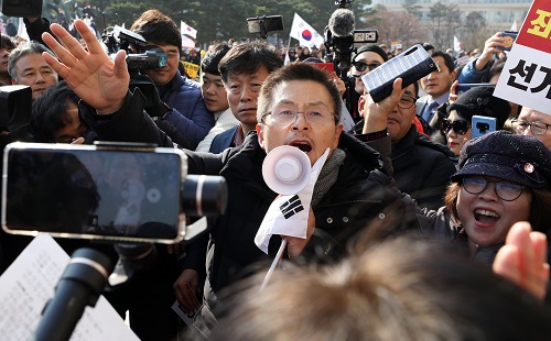 ▲ 황교안 자유한국당 대표가 16일 서울 여의도 국회 본관 앞에서 열린 '공수처법 선거법 날치기 저지 규탄대회'에서 발언을 하고 있는 모습. <사진제공=뉴시스>