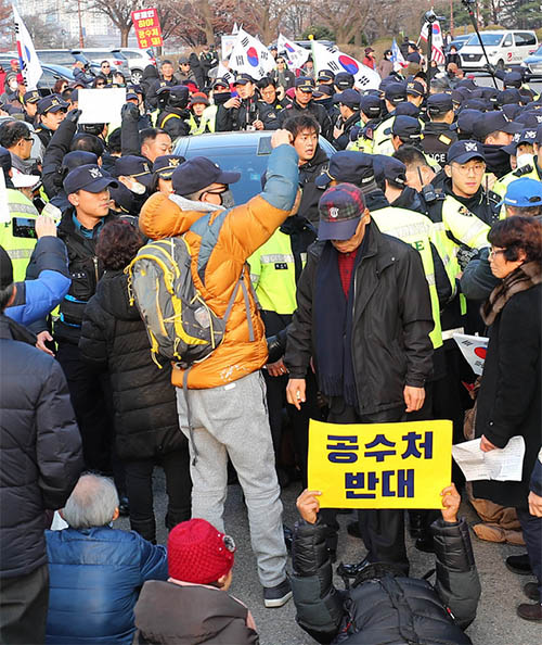 ▲ 설훈 더불어민주당 의원 차량이 16일 오전 서울 여의도 국회 앞에서 보수단체 회원들과 경찰들에게 둘러싸여 주행을 못하고 있다. <사진제공=뉴시스>