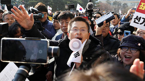 ▲ 황교안 자유한국당 대표가 16일 서울 여의도 국회 본관 앞에서 열린 공수처법 선거법 날치기 저지 규탄대회에서 발언을 하고 있다. <사진제공=뉴시스>