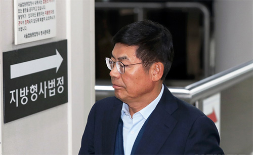 ▲ 삼성전자서비스 노동조합 와해를 주도한 혐의로 재판에 넘겨진 이상훈 삼성전자 이사회 의장이 17일 오후 서울 서초구 서울중앙지방법원에서 열린 1심 선고공판에 출석하고 있다. <사진제공=뉴시스>