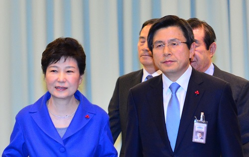 ▲ 박근혜 대통령의 탄핵소추안 표결이 가결된 지난 2016년 12월 9일 오후 박 대통령이 청와대 위민관에서 국무위원들과 간담회를 위해 입장하고 있다. 오른쪽은 대통령 직무정지로 대통령 권한대행을 맡았던 황교안 당시 국무총리. <사진제공=뉴시스>