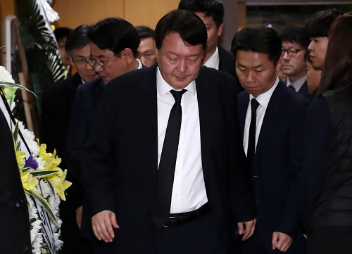 ▲ 윤석열 검찰총장이 지난 2일 오후 서울 서초구 서울성모장례식장에 마련된 전 청와대 민정비서관실 특별감찰반 수사관의 빈소를 찾아 조문을 마친 후 이동하고 있는 모습. <사진제공=뉴시스>