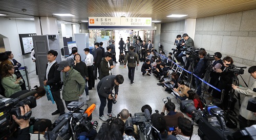 ▲ 조국 전 법무부장관의 부인 정경심 동양대학교 교수가 자본시장법 위반(허위신고 및 미공개정보이용) 등 혐의에 대한 영장실질심사를 받은 지난10월 23일, 서울중앙지방법원에서 대기하고 있는 기자들의 모습. <사진제공=뉴시스>