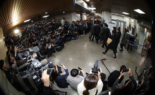 ▲ 정경심 교수가 지난 10월 23일 서울 서초동 서울중앙지법에 자본시장법 위반(허위신고 및 미공개정보이용) 등 혐의 대한 영장실질심사를 받기 위해 출석할 당시 취재진들의 모습. <사진제공=뉴시스>