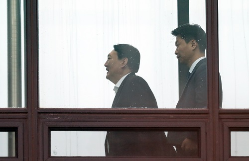 ▲ 17일 서울 서초구 대검찰청내에서 이동하고 있는 윤석열 검찰총장. <사진제공=뉴시스>