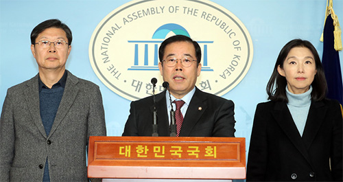 ▲ 박성중 자유한국당 미디어특위 위원장이 19일 오전 서울 여의도 국회 정론관에서 기자회견을 갖고 편파·왜곡방송 모니터링 결과 불공정 보도에 대한 삼진아웃제 실시를 발표하고 있다. <사진제공=뉴시스>