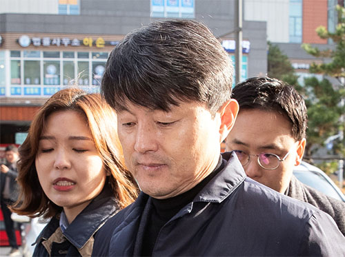 ▲ 금융위원회 재직 당시 업체들로부터 금품을 받은 혐의를 받고 있는 유재수 전 부산시 경제부시장이 지난 11월 27일 오전 서울 송파구 동부지법에서 열린 구속 전 피의자심문(영장실질심사)에 출석하고 있다. <사진제공=뉴시스>