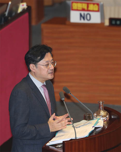 ▲ 홍익표 더불어민주당 의원이 25일 오전 서울 여의도 국회에서 열린 제372회 국회 (임시회) 본회의에서 공직선거법 일부개정법률안에 대한 무제한 토론(필리버스터)을 하고 있다. <사진제공=뉴시스>