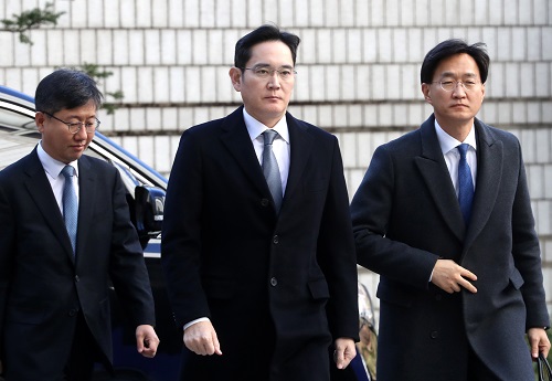 ▲ 이재용 삼성전자 부회장이 지난 6일 서울고등법원에서 열린 '국정농단' 파기환송심 공판에 출석하고 있는 모습.<사진제공=뉴시스>