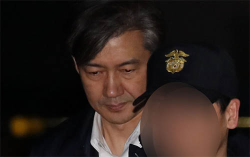 ▲ 조국 전 법무부 장관이 27일 오전 구속영장이 기각되어 서울 송파구 서울동부구치소에서 나오고 있다. <사진제공=뉴시스>