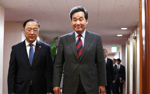 ▲ 이낙연 국무총리와 홍남기 경제부총리 겸 기획재정부 장관이 24일 오전 서울 종로구 정부서울청사 국무회의실로 들어서고 있다. <사진제공=뉴시스>