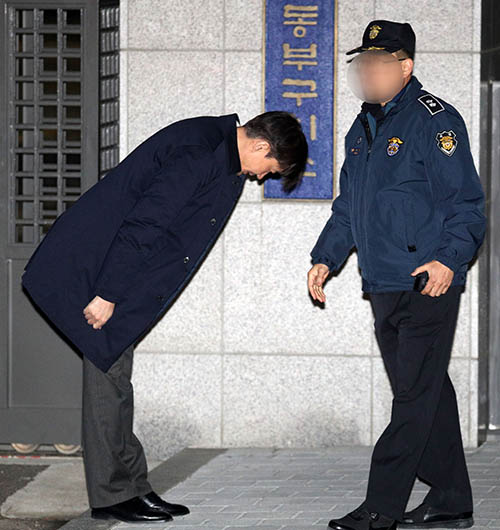 ▲ 조국 전 법무부 장관이 27일 오전 구속영장이 기각되어 서울 송파구 서울동부구치소에서 나오며 구치소 관계자에게 인사를 하고 있다. <사진제공=뉴시스>