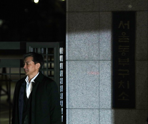 ▲ 조국 전 법무부 장관이 27일 오전 구속영장이 기각되어 서울 송파구 서울동부구치소에서 나오고 있는 모습. <사진제공=뉴시스>