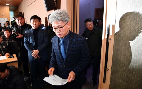 ▲ 송병기 울산시 경제부시장이 지난 5일 자신의 청와대 첩보 제공 논란과 관련한 입장을 표명하기 위해 울산시청 프레스센터에 들어서고 있는 모습. <사진=경상일보/뉴시스 제공>