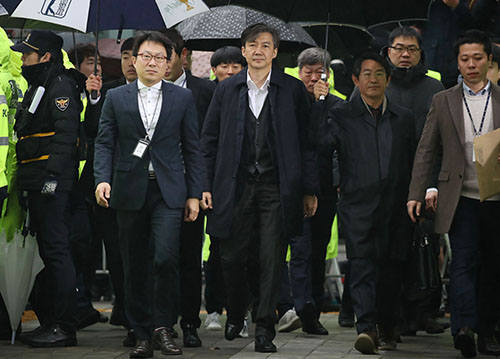 ▲ 조국 전 법무부 장관이 26일 오전 서울 송파구 서울동부지방법원에 청와대 민정수석 시절 유재수 전 부산시 경제부시장에 대한 감찰을 무마한 혐의로 구속 전 피의자 심문(영장실질심사)을 받기 위해 출석하고 있다. <사진제공=뉴시스>