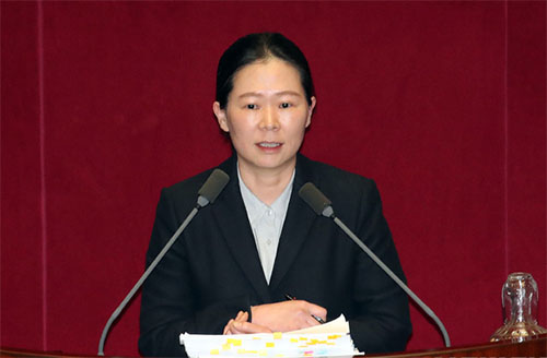 ▲ 권은희 바른미래당 의원이 28일 새벽 서울 여의도 국회에서 '고위공직자범죄수사처(공수처) 법안'에 대한 필리버스터(무제한 토론)를 하고 있다. <사진제공=뉴시스>