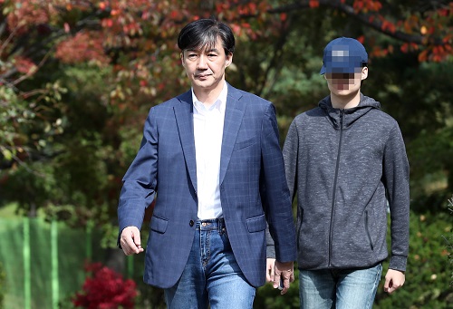 ▲ 조국 전 법무부 장관이 지난 10월 24일, 경기 의왕시 서울구치소에서 부인 정경심 교수 접견을 마친 후 구치소를 나서고 있는 모습. <사진제공=뉴시스>