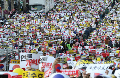 ▲ 지난 10월12일 오후 서울 서초구 서울중앙지검 인근에서 열린 제9차 사법적폐 청산을 위한 검찰개혁 촛불문화제 '최후통첩'에서 사법적폐청산 범국민시민연대 등 참가자들이 검찰 개혁과 공수처 설치를 촉구하며 촛불을 흔들고 있다.<사진제공=뉴시스>