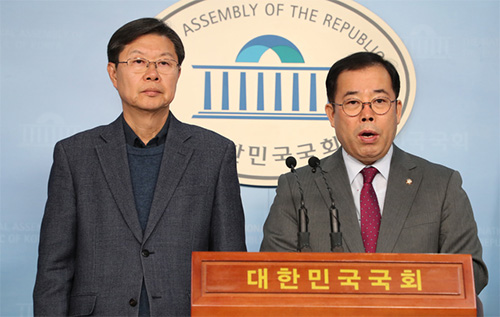 ▲ 한국당 미디어특별위원장인 박성중(오른쪽) 의원과 길환영 전 KBS 사장이 지난해 12월 22일 오전 서울 여의도 국회 정론관에서 "언론사와 기자들의 3진아웃 조치에 대해, 해당 조치를 유보하기로 했다”고 밝히고 있다. <사진제공=뉴시스>