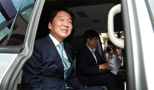 ▲ 바른미래당 안철수 전 대표가 2018년 7월12일 오후 서울 여의도의 한 카페에서 기자간담회를 열고 정치에서 물러나 성찰과 채움의 시간을 갖겠다고 밝힌 뒤 건물을 나서고 있는 모습. <사진제공=뉴시스>