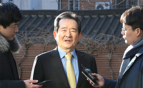 ▲ 정세균 국무총리 후보자가 31일 오전 서울 종로구 통의동 금융감독원 연수원에 마련된 인사청문회 준비 사무실에 도착해 기자들의 질문에 답하고 있다. <사진제공=뉴시스>