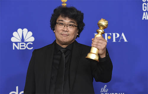 ▲ 봉준호 감독이 5일(현지시간) 미 캘리포니아주 로스앤젤레스 베벌리힐스의 베벌리 힐튼호텔에서 열린 제77회 골든글로브 시상식에서 영화 '기생충'으로 외국어 영화상을 받은 후 기념촬영을 하고 있다. <사진제공=뉴시스>