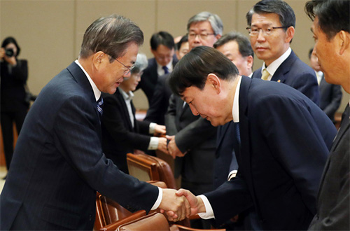 ▲ 문재인 대통령이 지난해 11월 8일 청와대 본관 집현실에서 열린 공정사회를 향한 반부패정책협의회에 참석해 윤석열 검찰총장과 악수를 나누고 있는 모습. <사진제공=뉴시스>