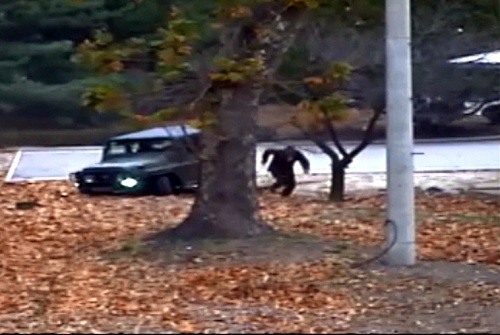 ▲ 2017년 11월 22일 유엔군 사령부는 국방부 브리핑룸에서 판문점공동경비구역(JSA)을 통해 귀순한 북한 병사 오청성씨의 당시 총격 상황을 담은 CCTV를 공개했다. <사진제공=유엔군사령부/뉴시스>