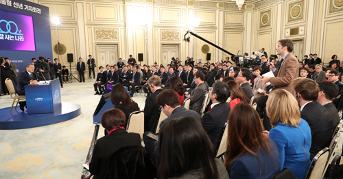 ▲ 문재인 대통령이 지난해 10일 청와대 영빈관에서 열린 '2019 문재인 대통령 신년기자회견'에서 외신기자의 질문을 받고 있다. <사진제공=뉴시스>