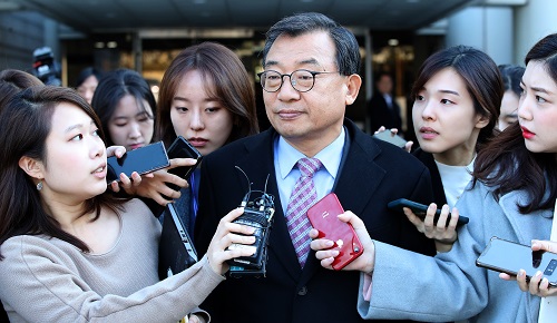 ▲ 박근혜 정부 청와대 홍보수석 시절 KBS의 세월호 보도에 개입한 혐의로 재판에 넘겨진 이정현 국회의원(무소속)이 14일 오후 서울 서초구 서울중앙지법에서 열린 1심 선고공판에서 징역 1년, 집행유예 2년을 선고받은 후 법원을 나서고 있다. <사진제공=뉴시스>