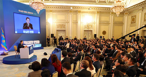 ▲ 문재인 대통령이 14일 청와대 영빈관에서 열린 2020 대통령 신년기자회견에 참석해 취재진의 질문에 답변하고 있다.<사진제공=뉴시스>