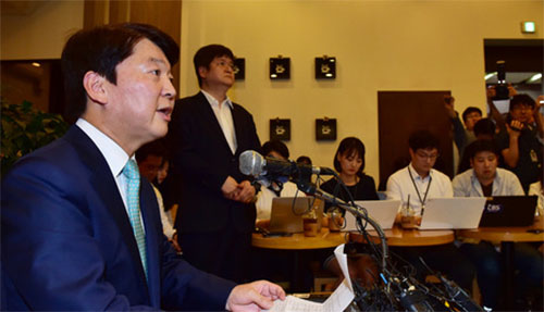 ▲ 안철수 전 의원이 2018년 7월 12일 오후 서울 여의도의 한 카페에서 기자간담회를 열고 정치에서 물러나 성찰과 채움의 시간을 갖겠다고 밝히고 있는 모습. <사진제공=뉴시스>