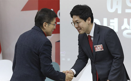 ▲ 황교안 자유한국당 대표가 19일 오후 서울 영등포구 자유한국당 중앙당사에서 열린 '여의도에 90년대생이 온다-86세대 기성정치에 도전하는 20대의 반란' 행사에서 5호 영입인사로 맞은 김병민 경희대 객원교수와 악수를 하고 있다. <사진제공=뉴시스>