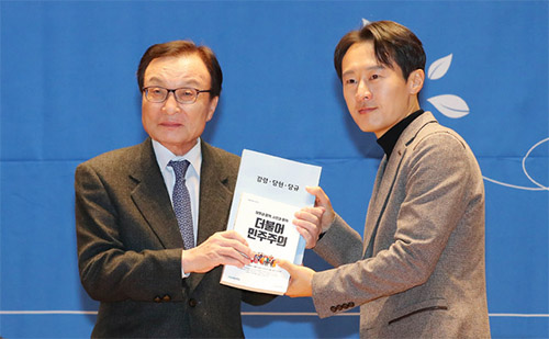 ▲ 이해찬(왼쪽) 더불어민주당 인재영입위원장이 19일 서울 여의도 국회 의원회관에서 열린 인재영입 발표회에 참석해 민주당 영입인재 10호 사법농단 알린 이탄희 전 판사에게 책자를 전달하고 있다. <사진제공=뉴시스>