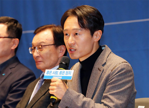 ▲ 더불어민주당 영입인재 10호 사법농단 알린 이탄희 전 판사가 19일 서울 여의도 국회 의원회관에서 열린 인재영입 발표회에 참석해 인사말을 하고 있다. <사진제공=뉴시스>